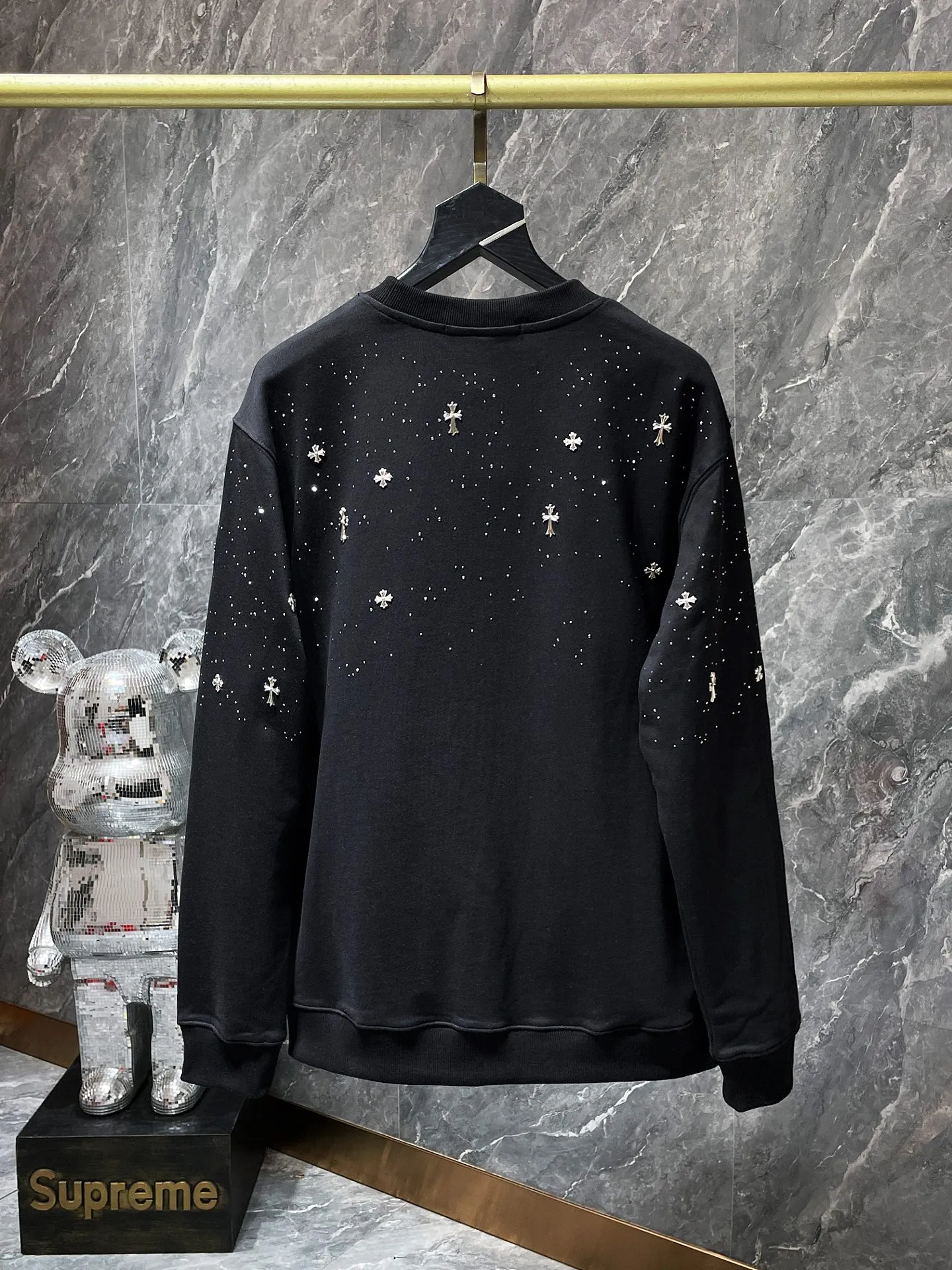 P240 Chrome Hearts Autumn and Winter 2025 New products are available at the counter at the same time. High-weight, environmentally friendly and high-quality top-quality fabrics. Starry cross round neck sweatshirt. Imported environmentally friendly glue printing and dyeing. Counters at the same time. Re-engraved version 1:1. Recommended color: black. White. Size: S, M, L, XL.